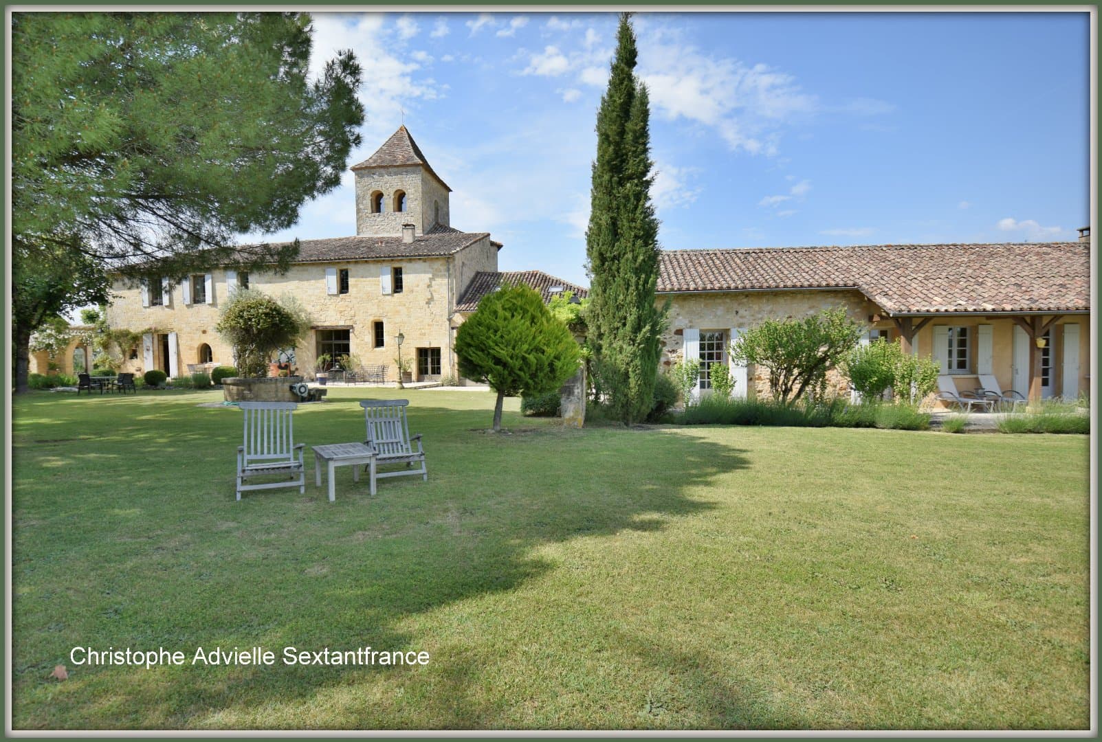 Beaumont du Périgord,ensemble du XIV ème, chambres d'hôtes, 2 gîtes, piscine chauffée, jaccuzzi sur 3.5 Ha