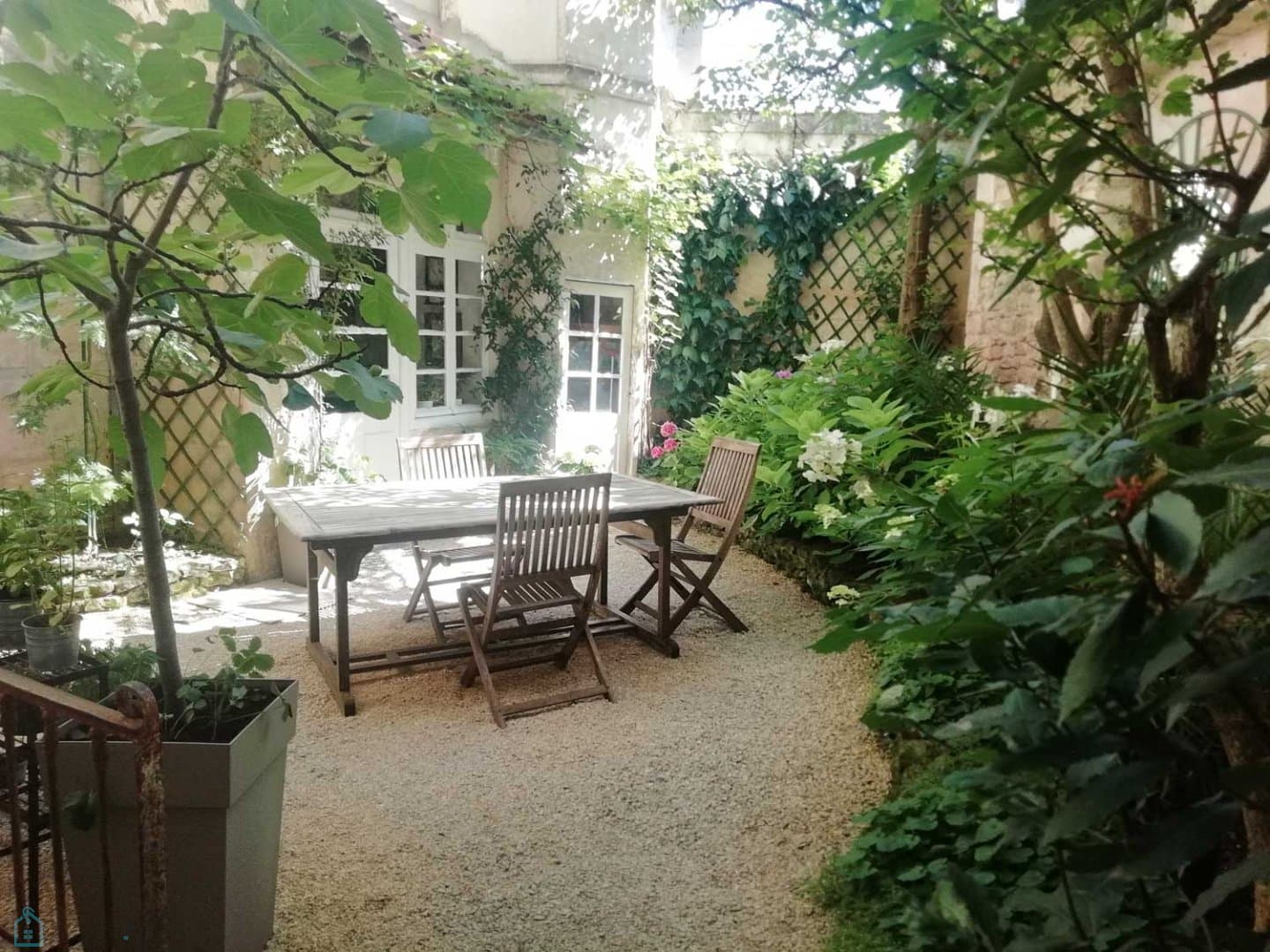 HOTEL PARTICULIER DE 195 M² AVEC JARDIN