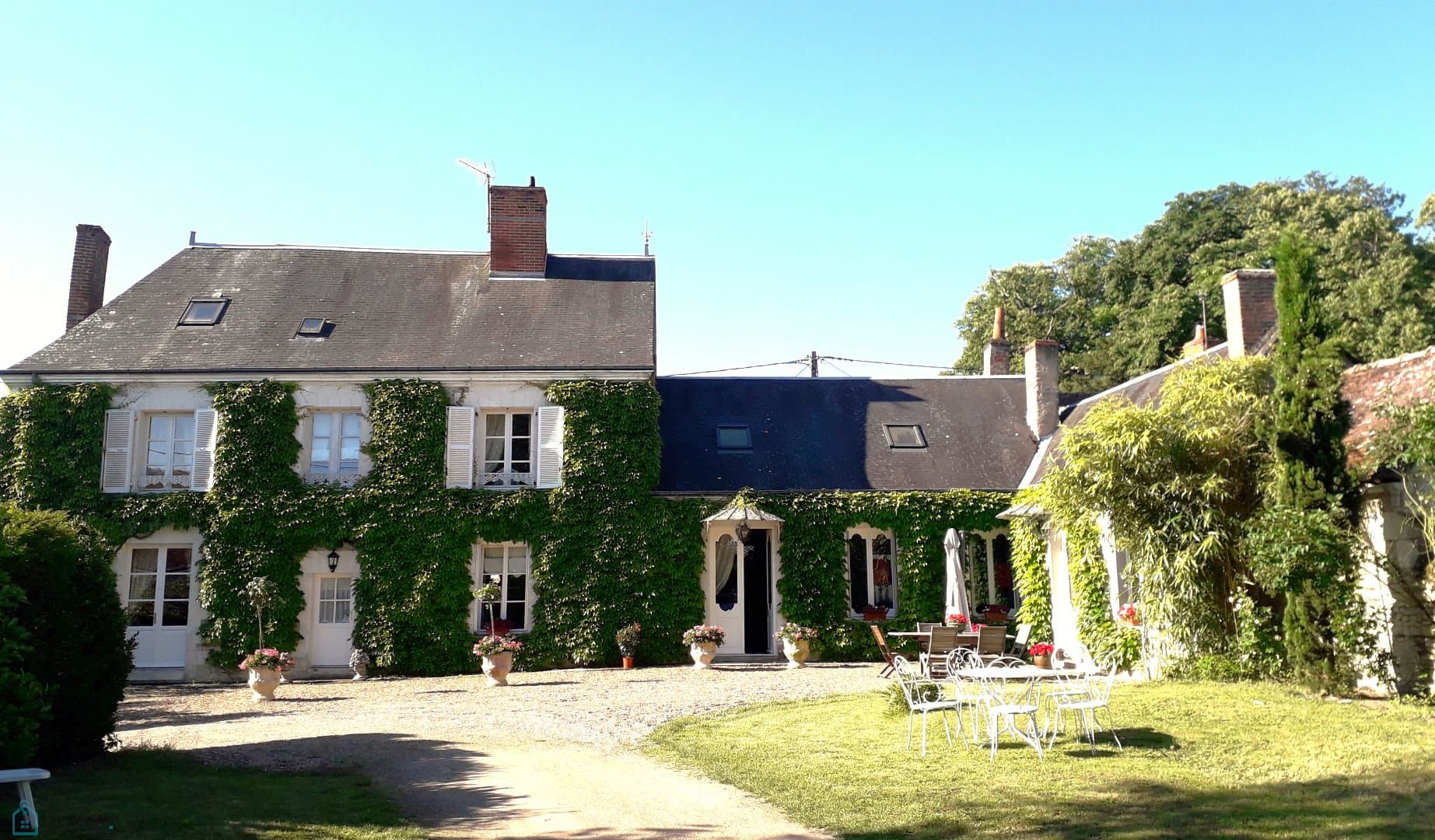 Charmante maison de maître de la fin du 19ème siècle, idéalement située au coeur des sites touristiques d’Amboise, de Beauval ou encore de Chenonceau.