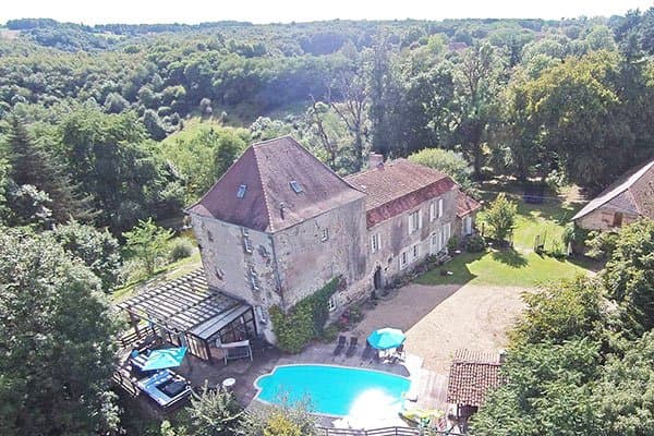 MAGNIFIQUE CHATEAU DU MOYEN AGE REMANIE A LA RENAISSANCE SUR 21 HA
