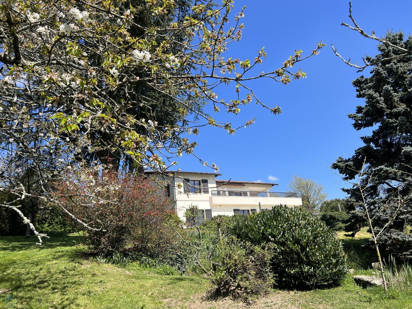 Une villa contemporaine avec vue panoramique dans un parc extraordinaire
