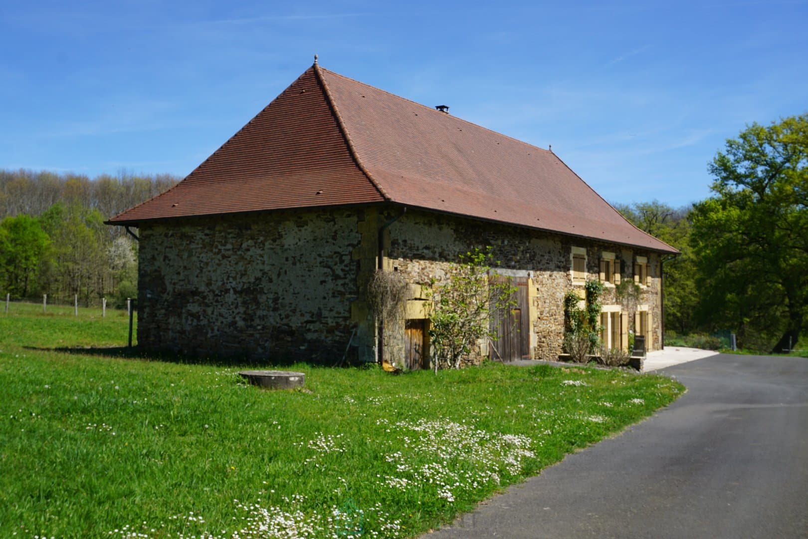 Domaine de 50 hectares ornés de deux étangs alimentés par ses sources naturelles. 