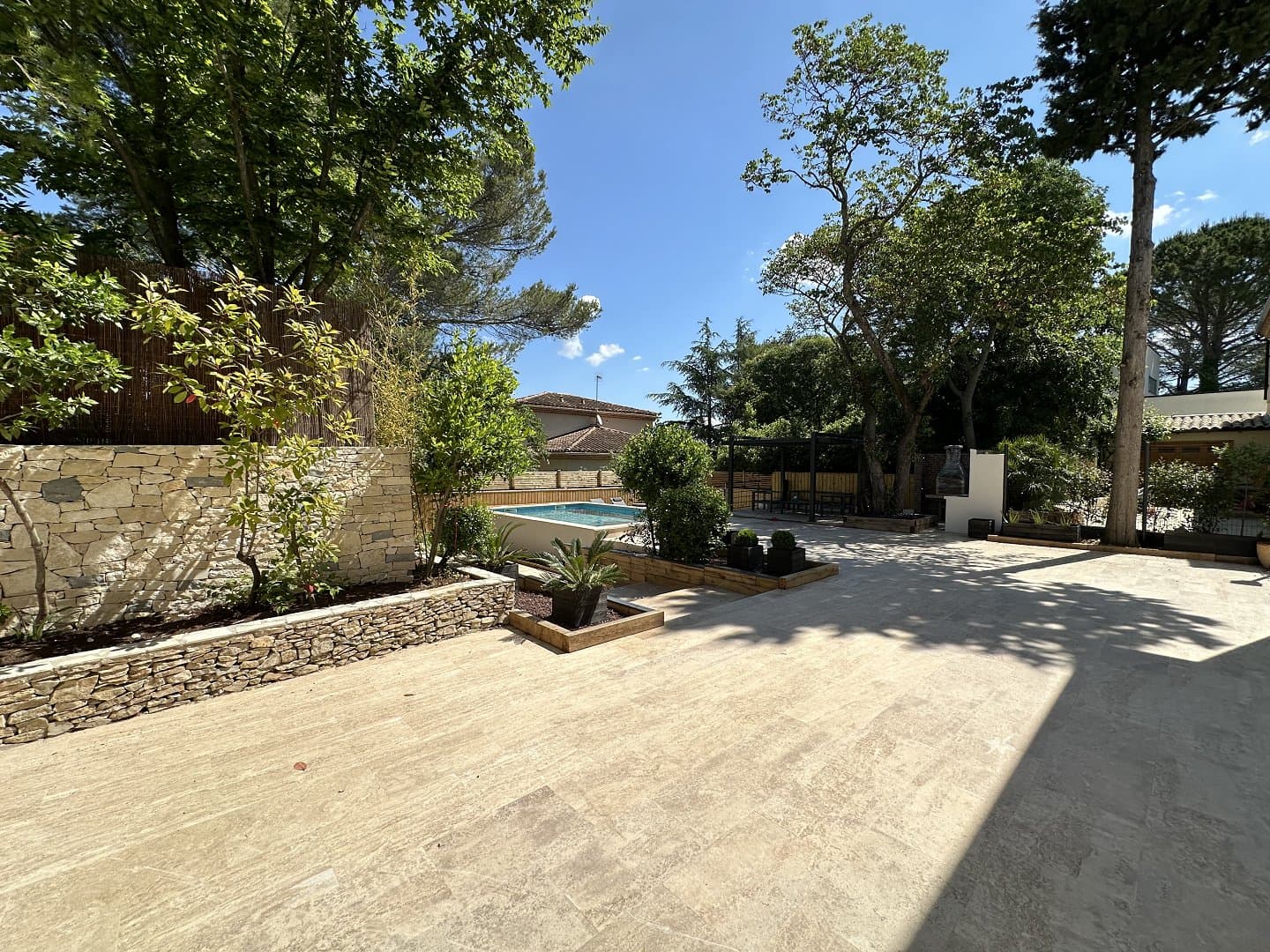 Maison refaite à neuf, au calme, 4 chambres, 4 salle d'eaux, buanderie garage, piscine, très