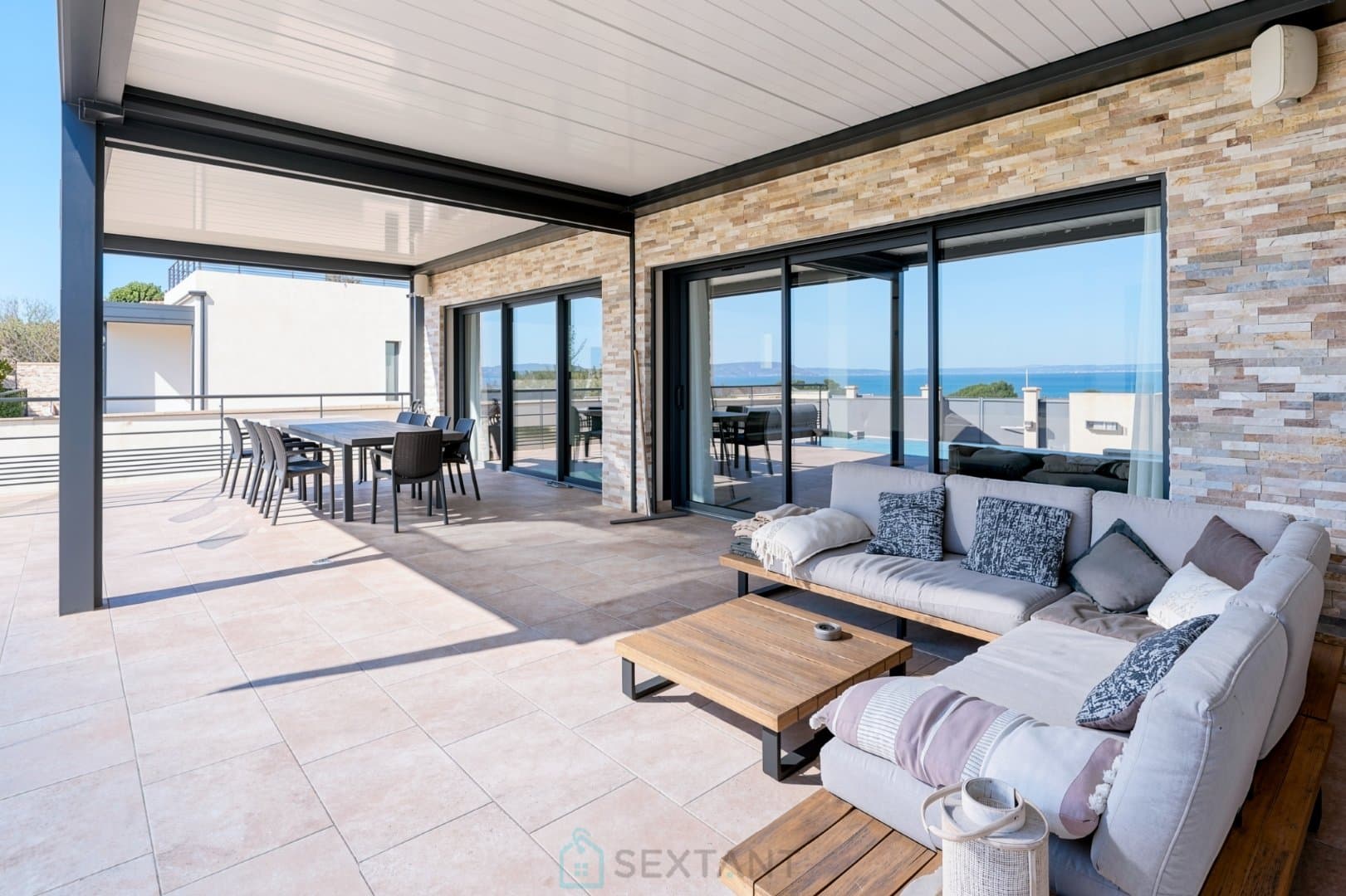 ISTRES – VILLA D’ARCHITECTE D’EXCEPTION – VUE PANORAMIQUE SUR L’ÉTANG DE BERRE – DEUX PISCINES – PLAGE À 200 M