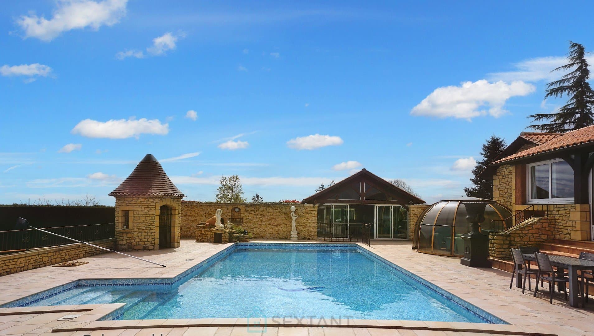 Exceptionnelle propriété de luxe composée de trois bâtiments distincts agrémentés d'une magnifique piscine.