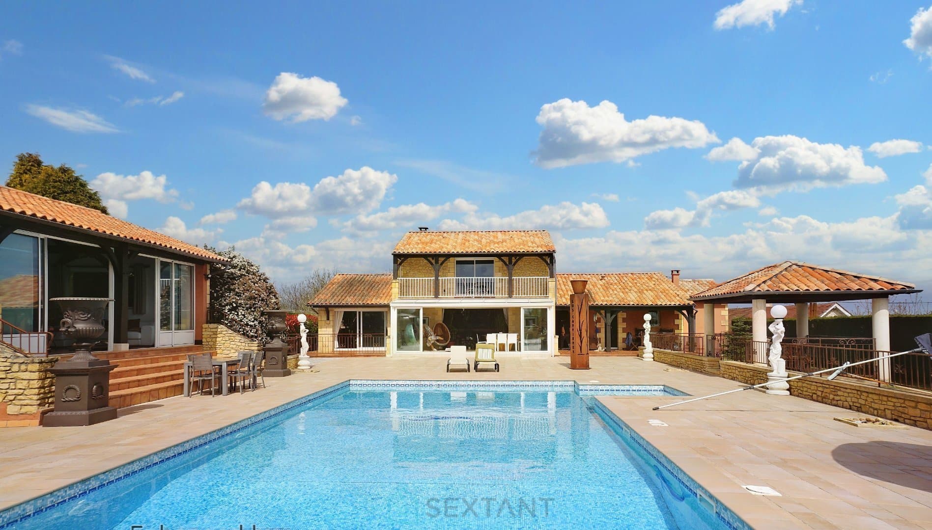 Exceptionnelle propriété de luxe composée de trois bâtiments distincts agrémentés d'une magnifique piscine.