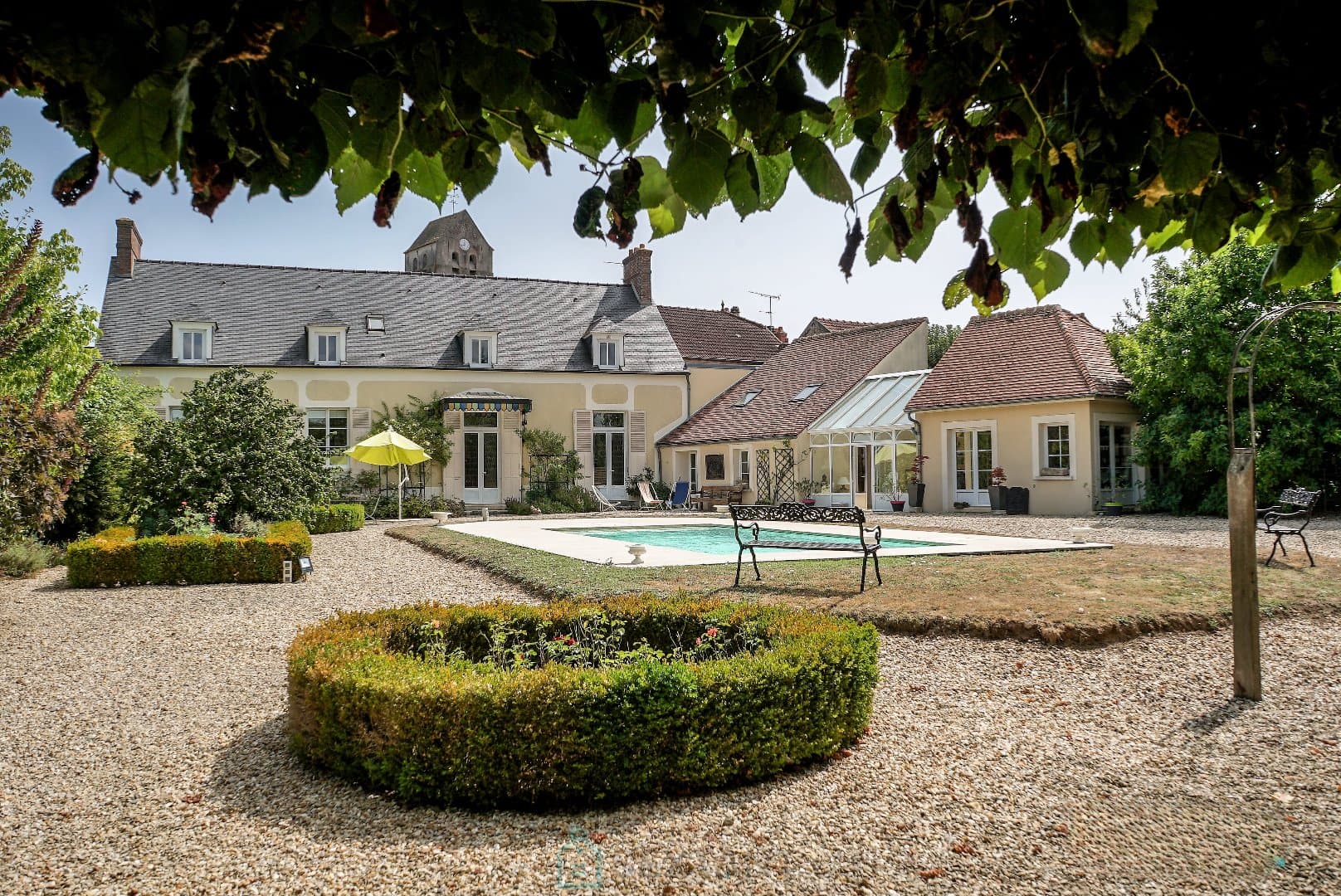 Demeure chaleureuse située au calme et en centre ville.