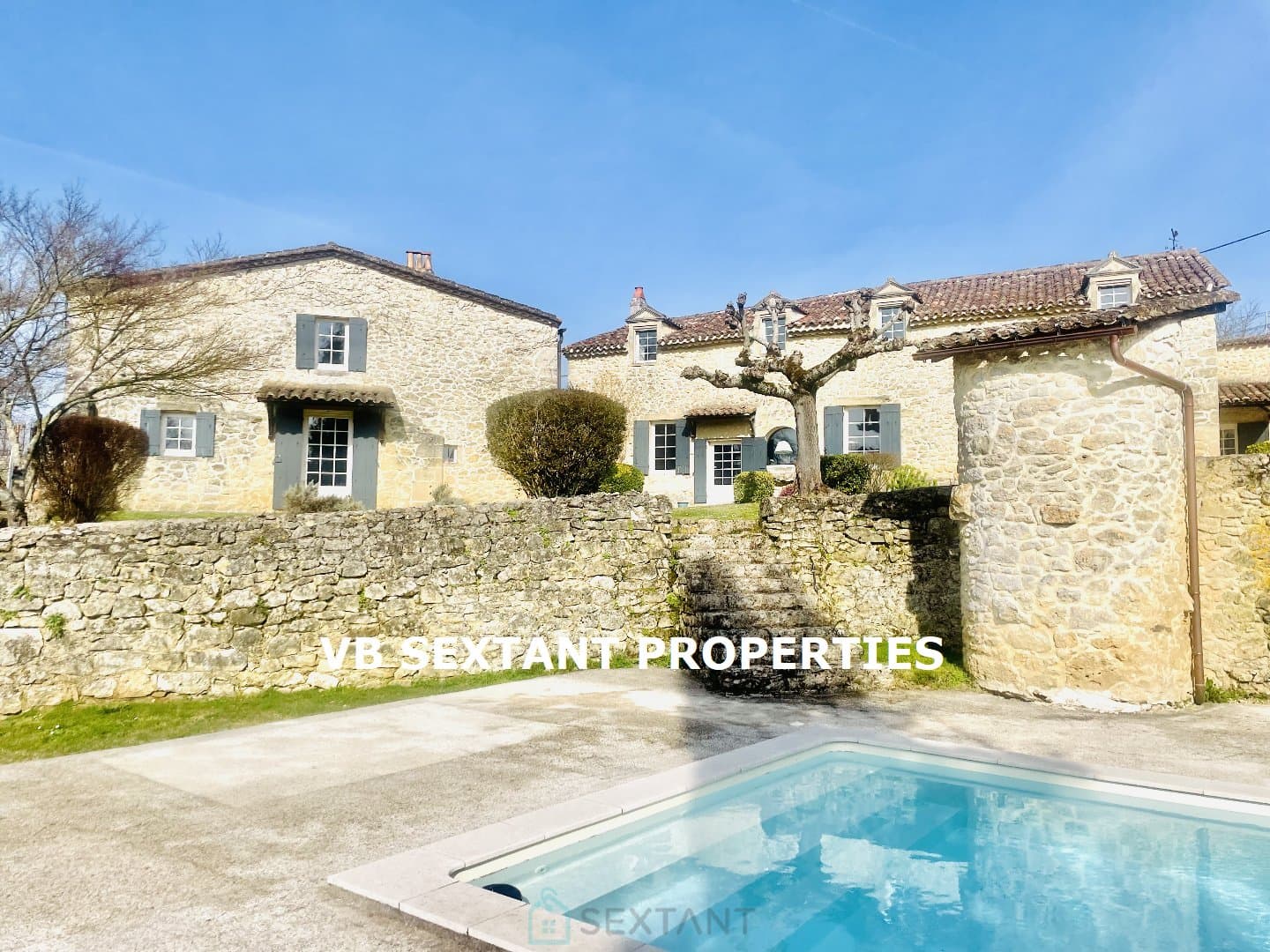 Au coeur de l’Entre -Deux- Mers, à 10  min de Sauveterre- de- Guyenne, charmante maison  en pierre et moellon avec dépendances et piscine. 