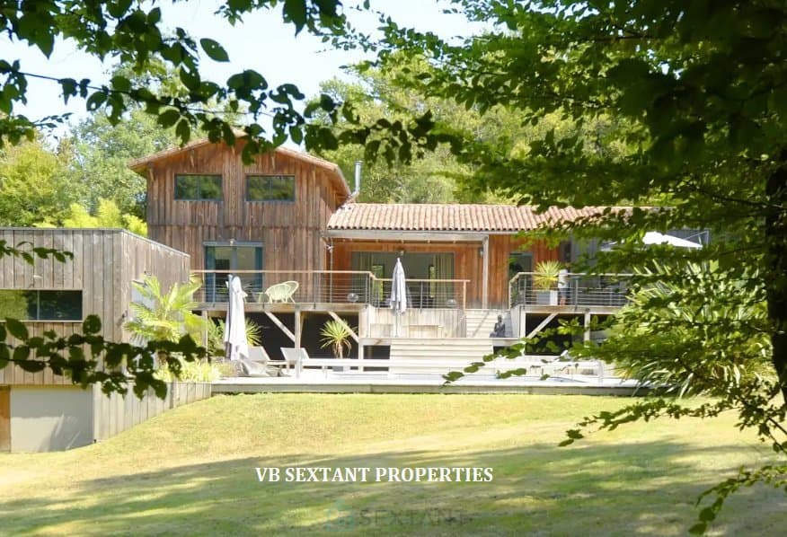15 mn de Bordeaux, Latresne, magnifique maison de charme en bois avec  dépendance