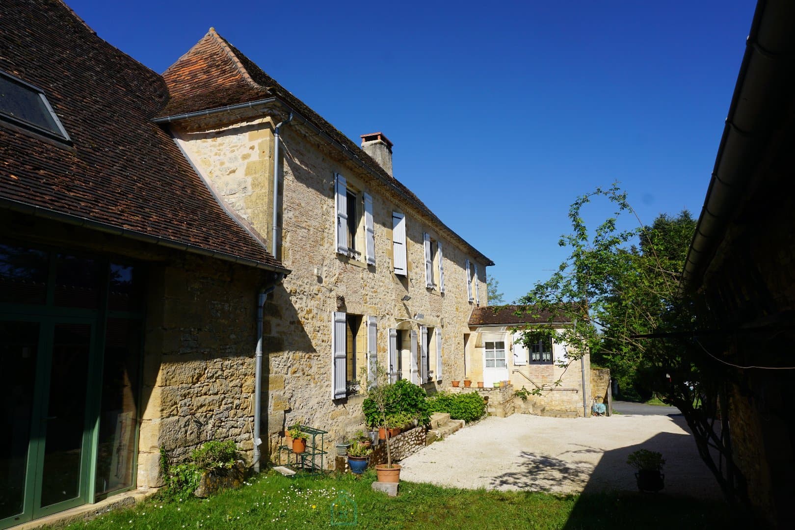 Superbe ensemble immobilier du XIXe siècle situé au coeur de la nature préservée du Périgord vert. 