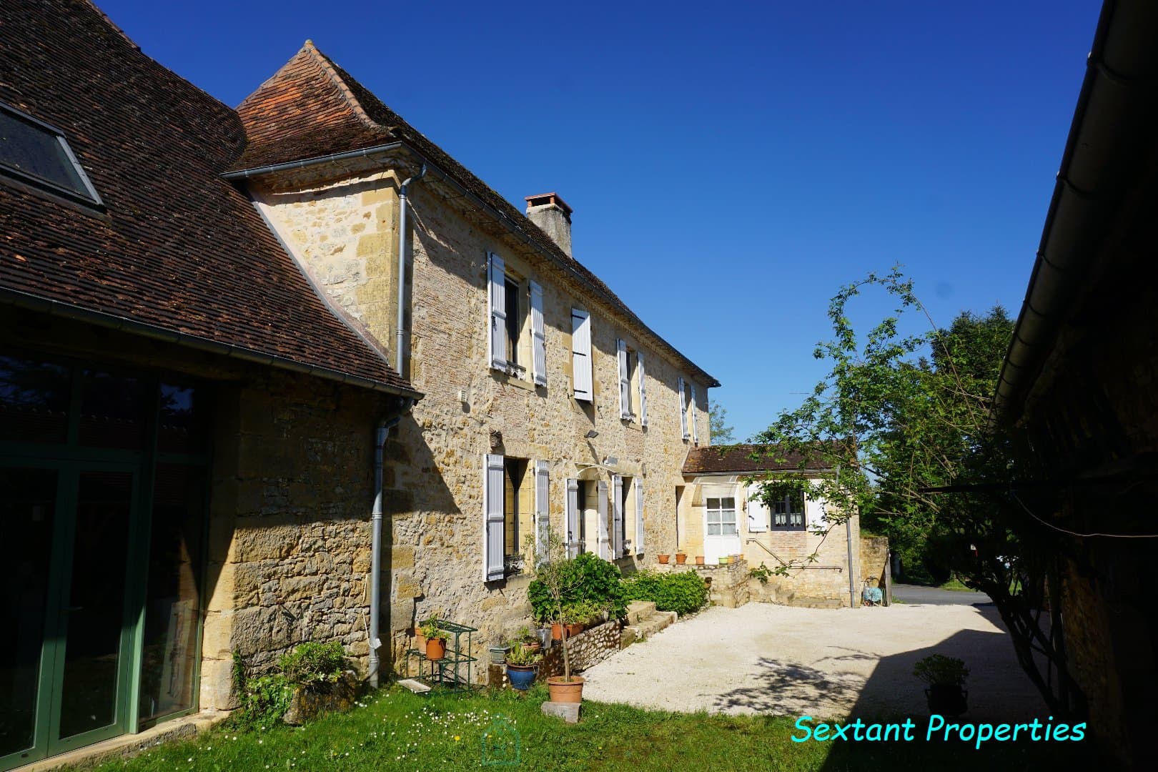 Superbe ensemble immobilier du XIXe siècle situé au coeur de la nature préservée du Périgord vert. 