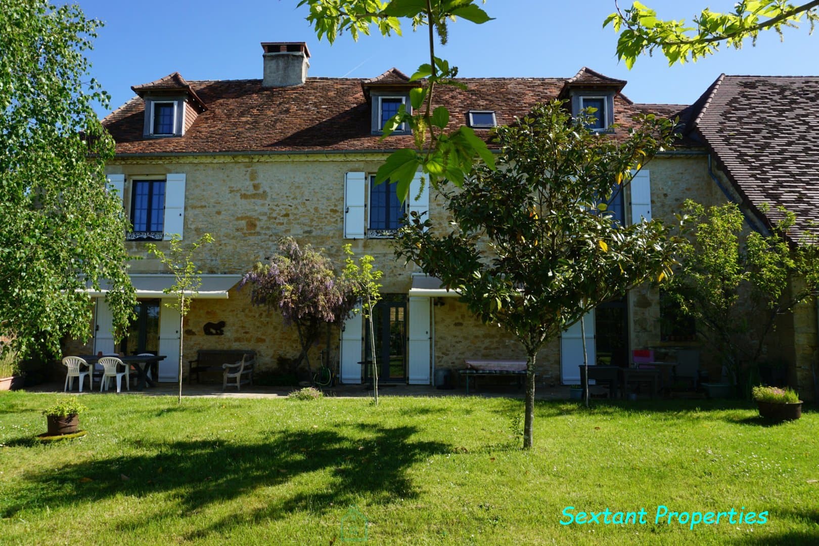 Superbe ensemble immobilier du XIXe siècle situé au coeur de la nature préservée du Périgord vert. 