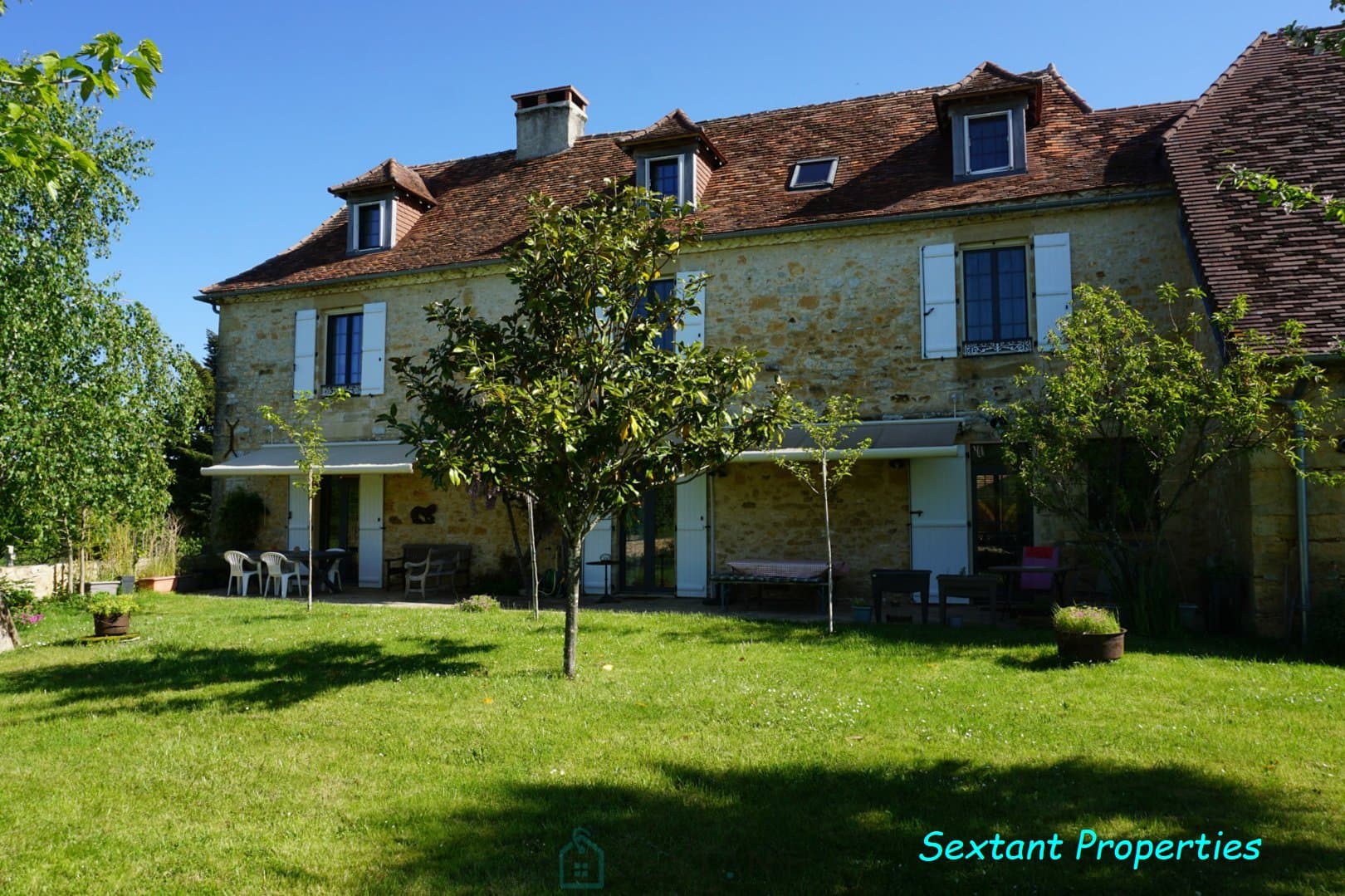 Superbe ensemble immobilier du XIXe siècle situé au coeur de la nature préservée du Périgord vert. 