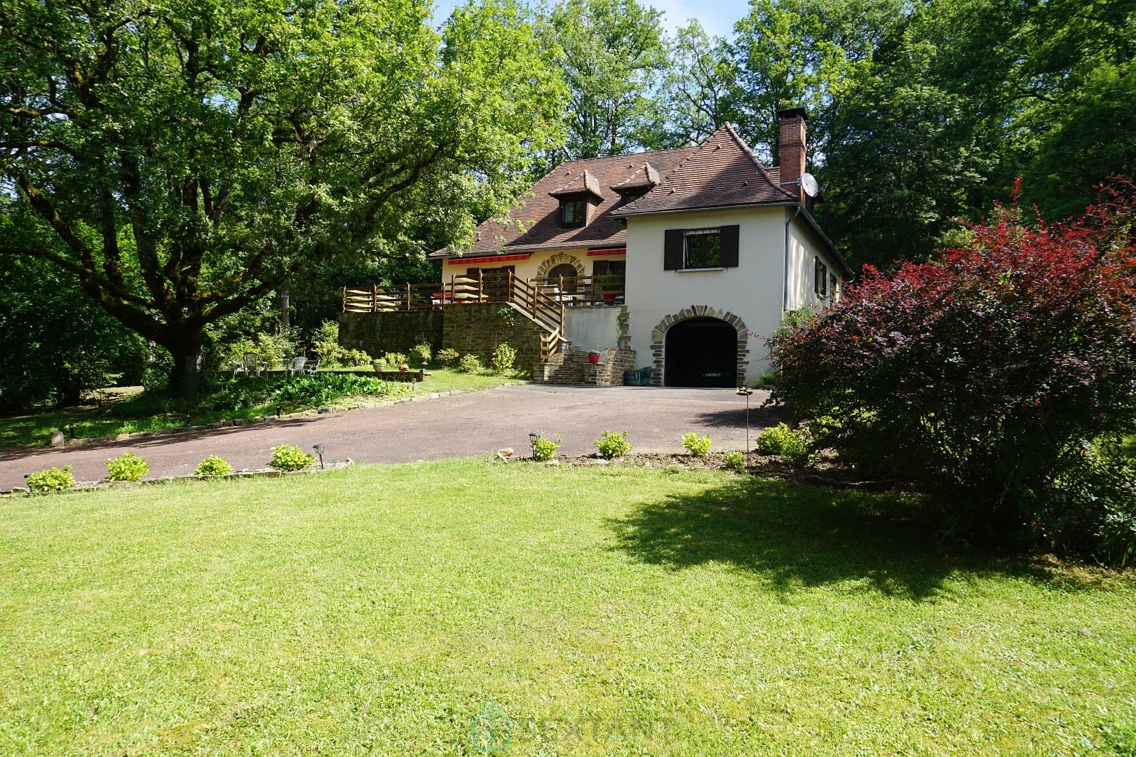 Charmante demeure Périgourdine nichée sur les hauteurs d'un village médieval. 