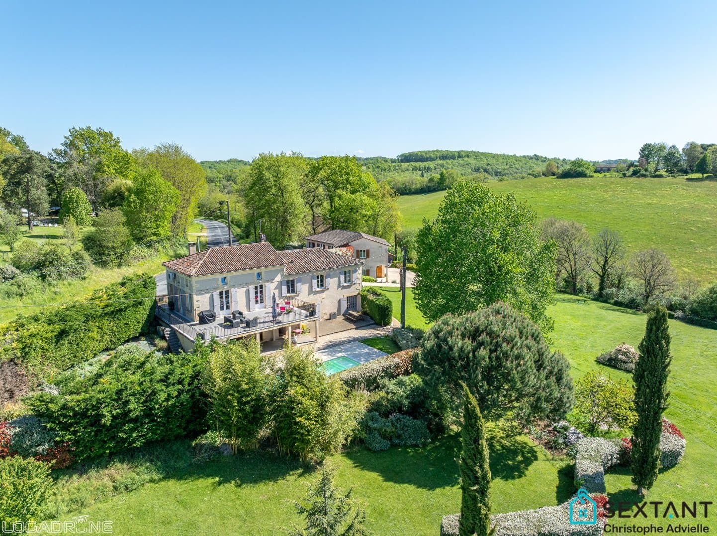 Ensemble immobilier, maison d'habitation, local commercial et gîtes sur 9127 M2