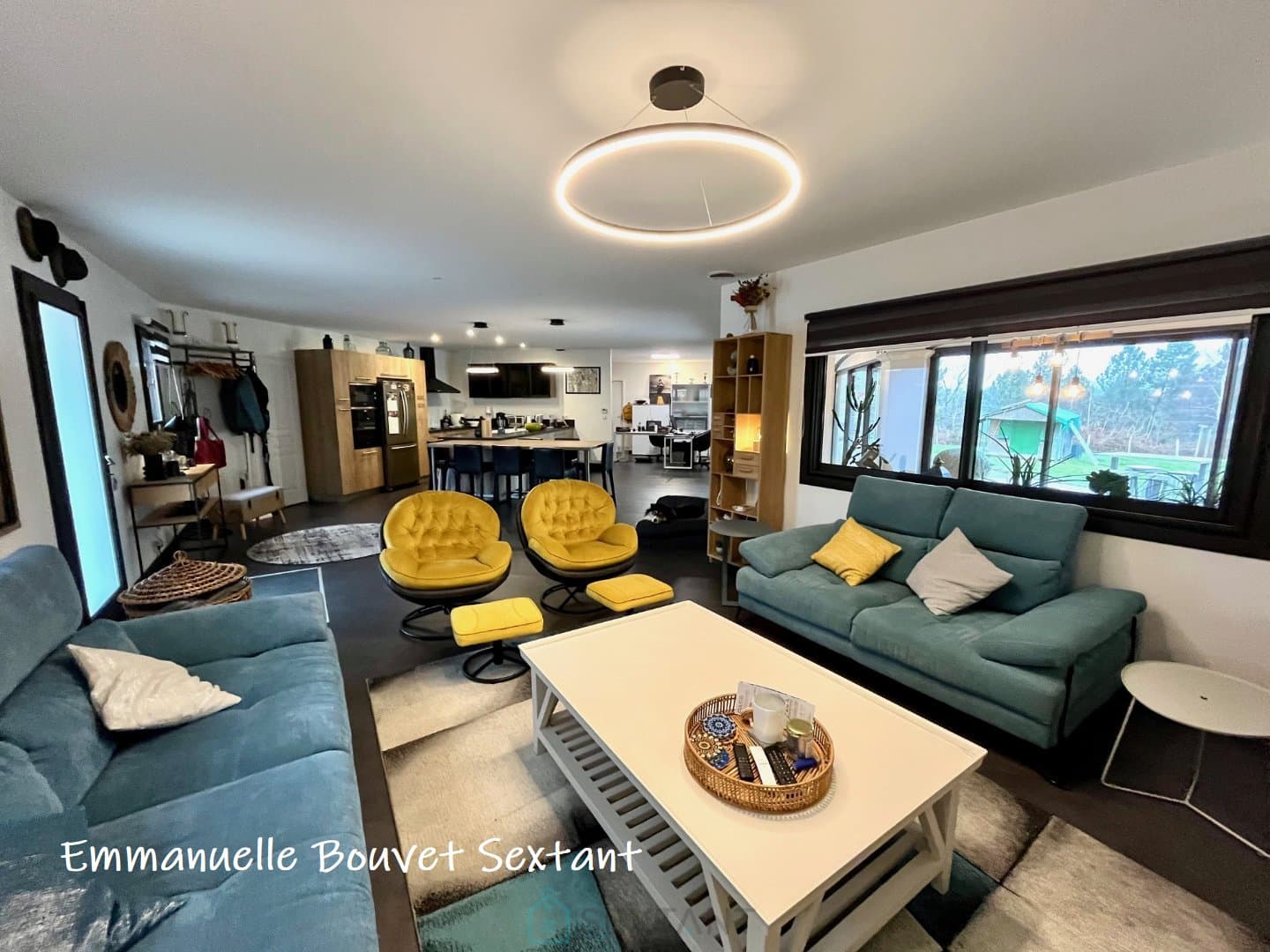 Superbe domaine touristique, 3 ha, 5 chalets bois, salle de réception, maison d'habitation, piscine, divers dépendances