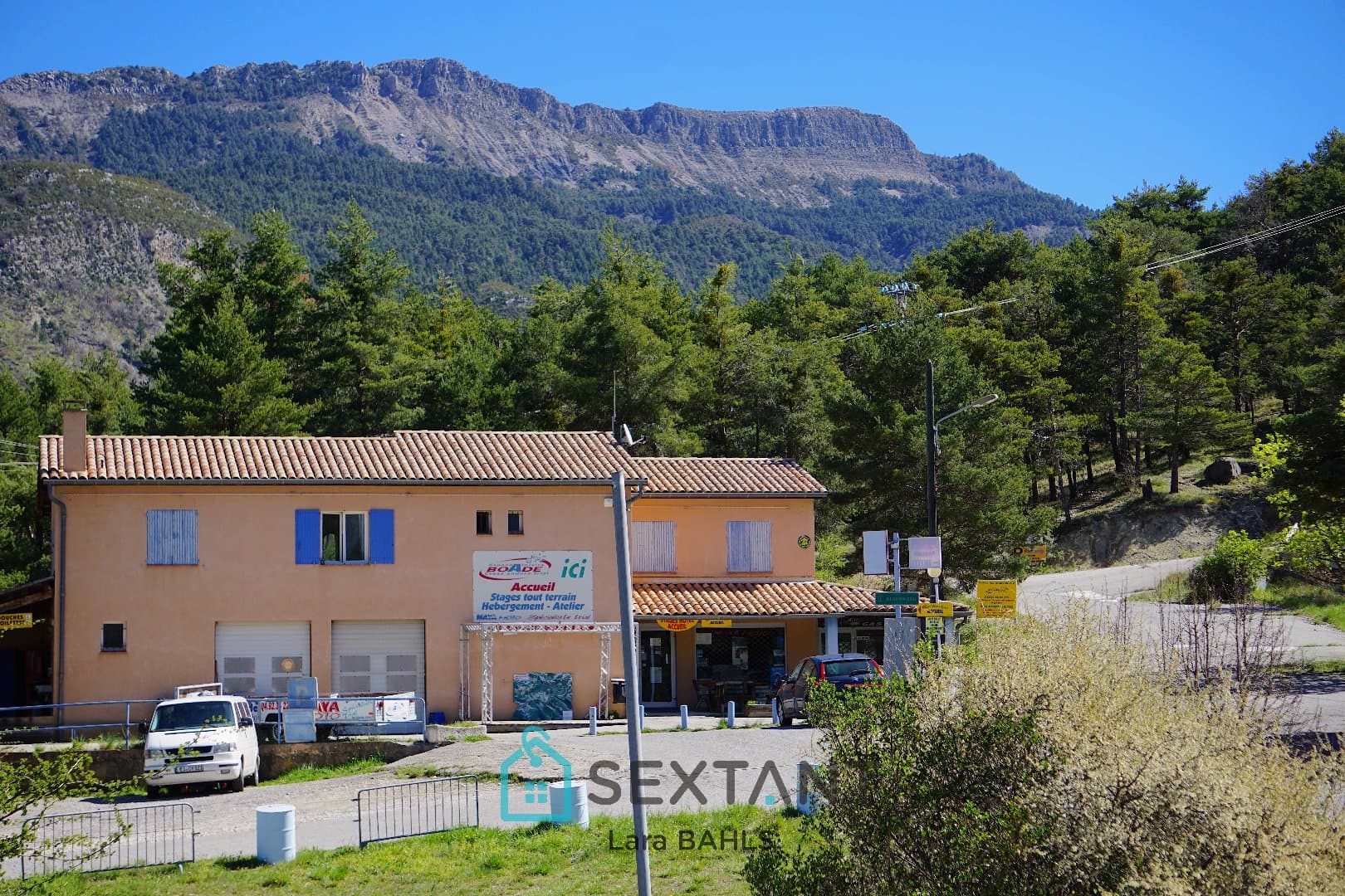 Entre Senez et Castellane – Complexe touristique avec hôtel, camping, restaurant et piscine dans les Gorges du Verdon