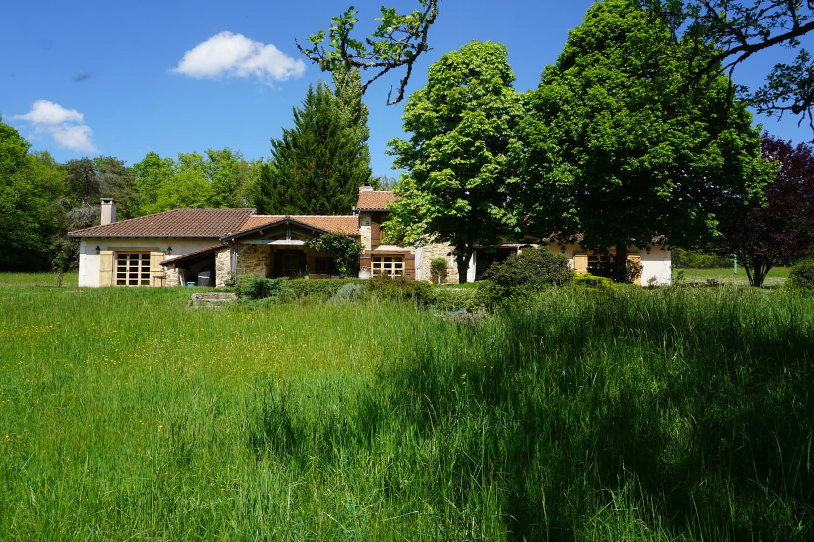 Charmante propriété nichée au coeur d'une forêt, dans le célèbre "village aux trois merveilles". 