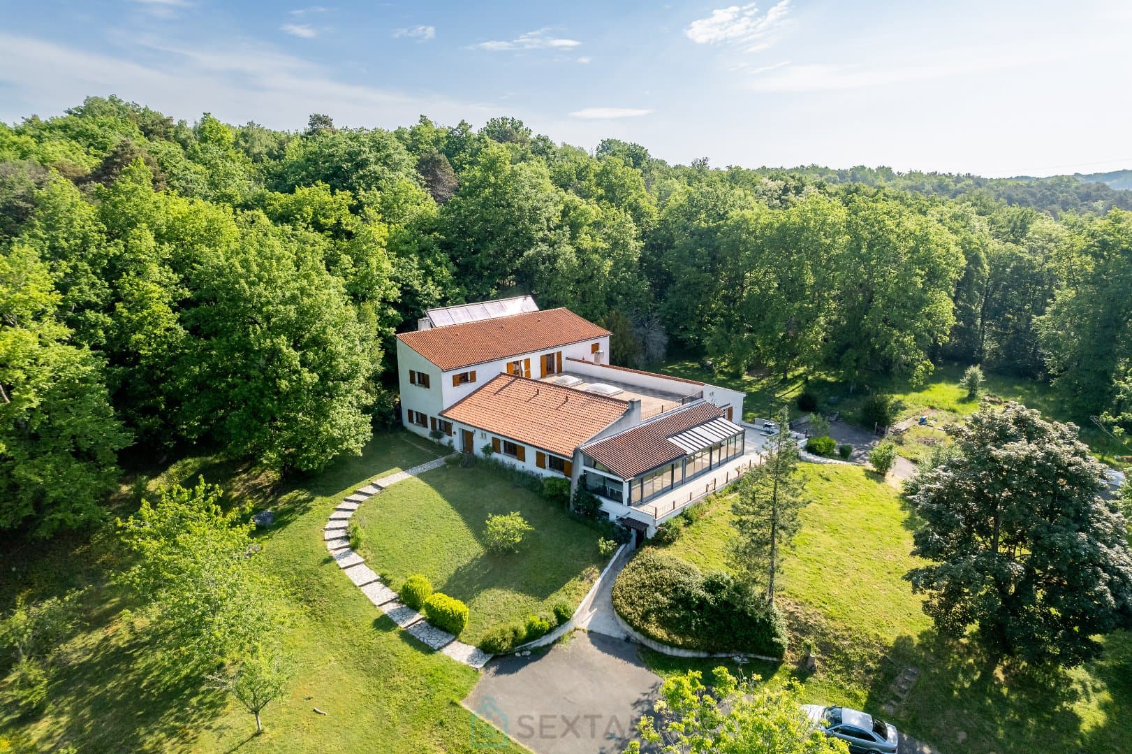 Voici une villa d'exception située au cœur de la vallée du Lunain !