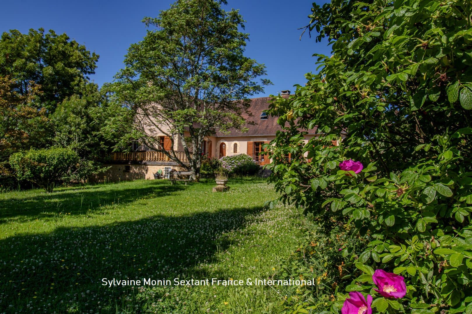Superbe périgourdine au calme absolu, sans voisins, avec piscine et jardin de charme