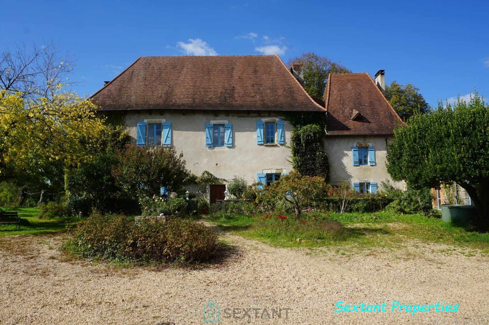 Domaine de 36 hectares avec sa charmante gentilhommière du XVIIe siècle, nichée au coeur du parc naturel du Périgord vert. 
