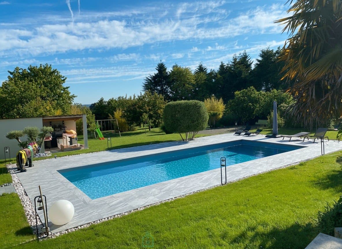 Belles prestations : Maison 5 chambres, garage, piscine, jardin paysagé