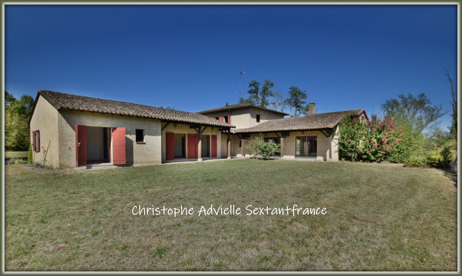 Bergerac, villa d'architecte 280 M2 habitables , double garage, grande piscine sur 4.4 Ha de parc, environnement exceptionnel