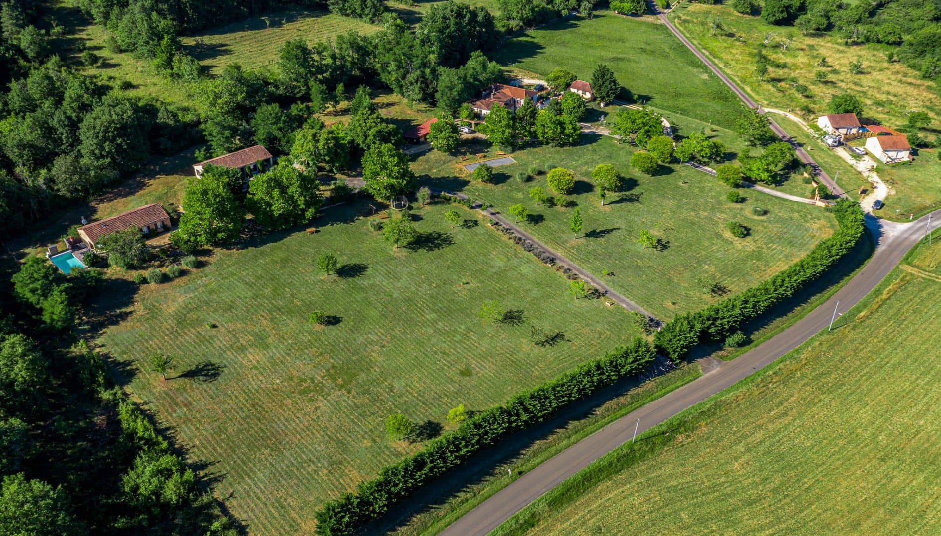 Calme absolu et vue dégagée pour cet ensemble immobilier de 5 maisons avec 4 piscines sur 2,4 hectares