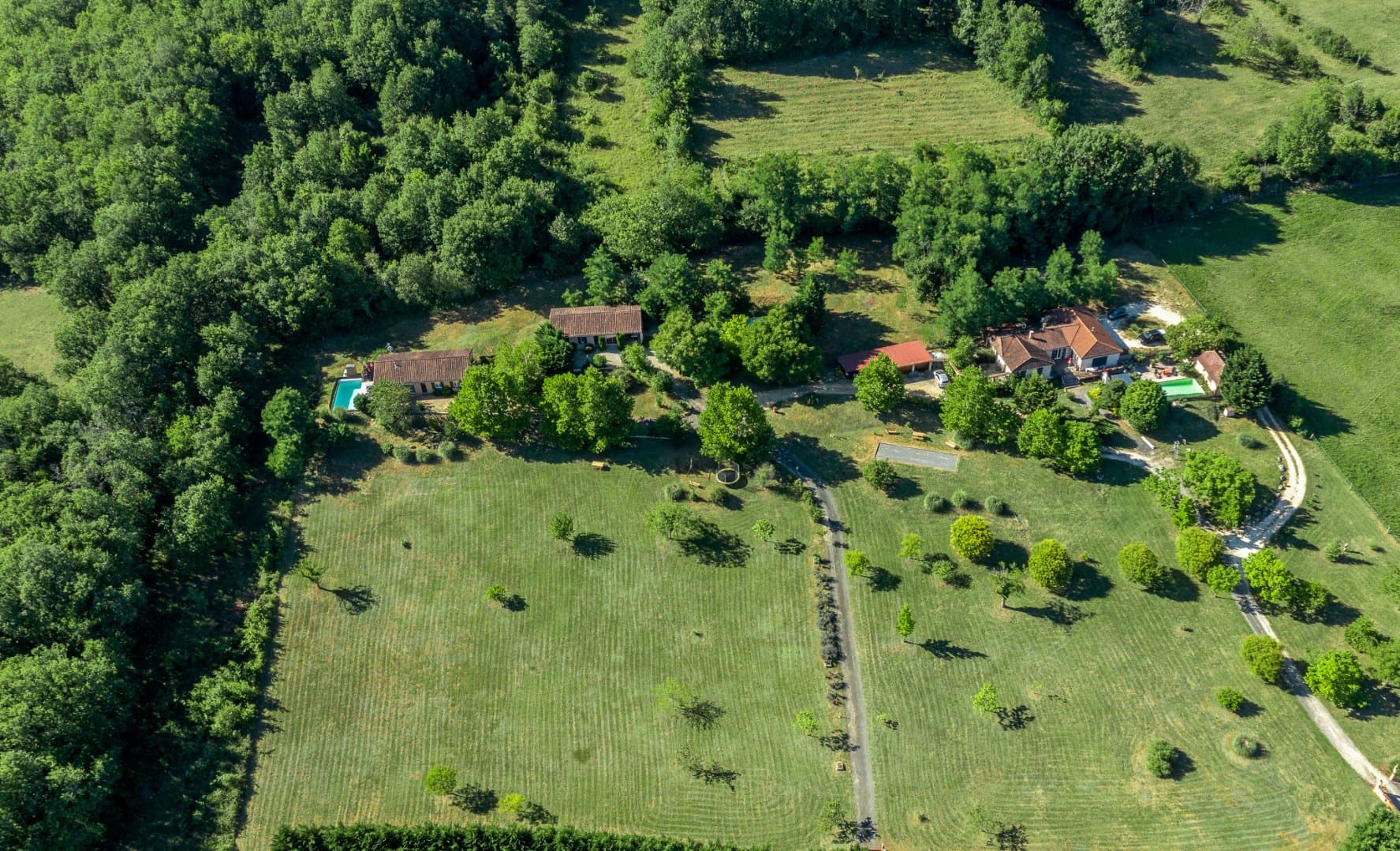 Calme absolu et vue dégagée pour cet ensemble immobilier de 5 maisons avec 4 piscines sur 2,4 hectares
