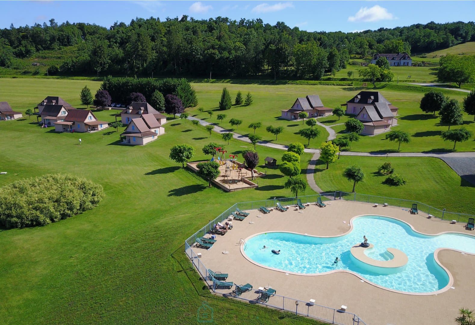 Somptueux domaine de 27 hectares dédié à l'événementiel, offrant un bâti immobilier d'environ 1800m² avec piscines et 5 étangs au coeur d'un cadre naturel d'exception. 