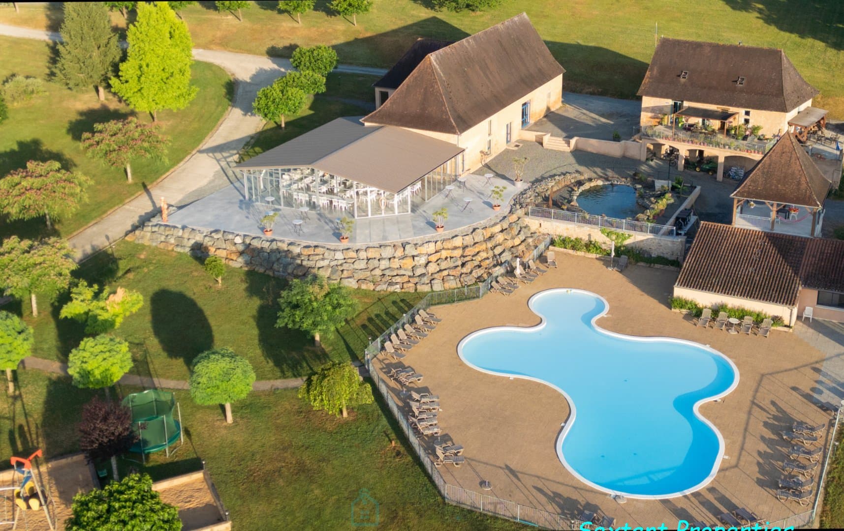 Somptueux domaine de 27 hectares dédié à l'événementiel, offrant un bâti immobilier d'environ 1800m² avec piscines et 5 étangs au coeur d'un cadre naturel d'exception. 