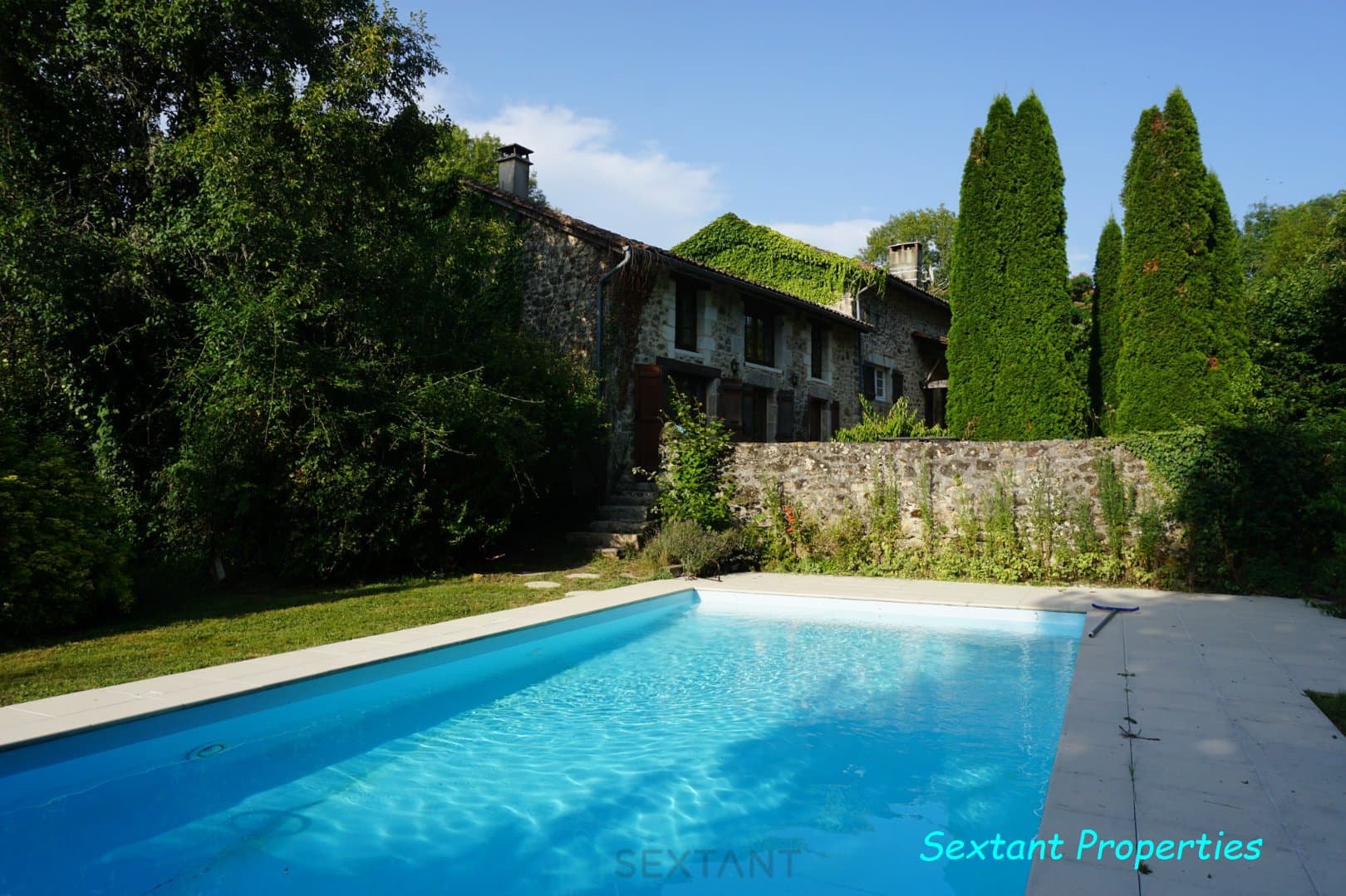 Domaine de 21 hectares comprenant deux étangs conformes à la réglementation préfectorale, entouré d'une forêt verdoyante niché au coeur du parc naturel du Périgord vert. 