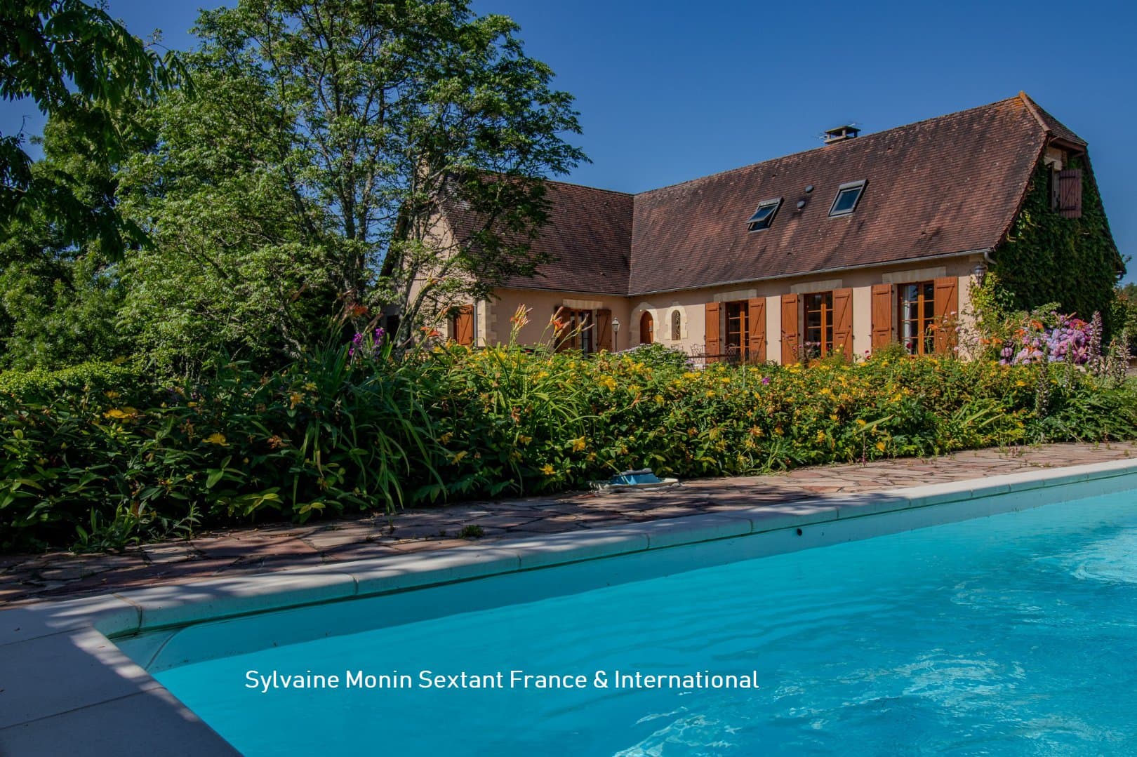 Superbe périgourdine au calme absolu, sans voisins, avec piscine et jardin de charme
