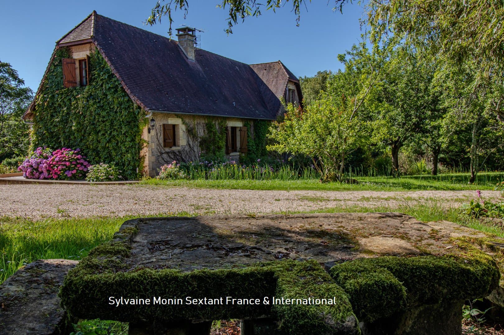 Superbe périgourdine au calme absolu, sans voisins, avec piscine et jardin de charme