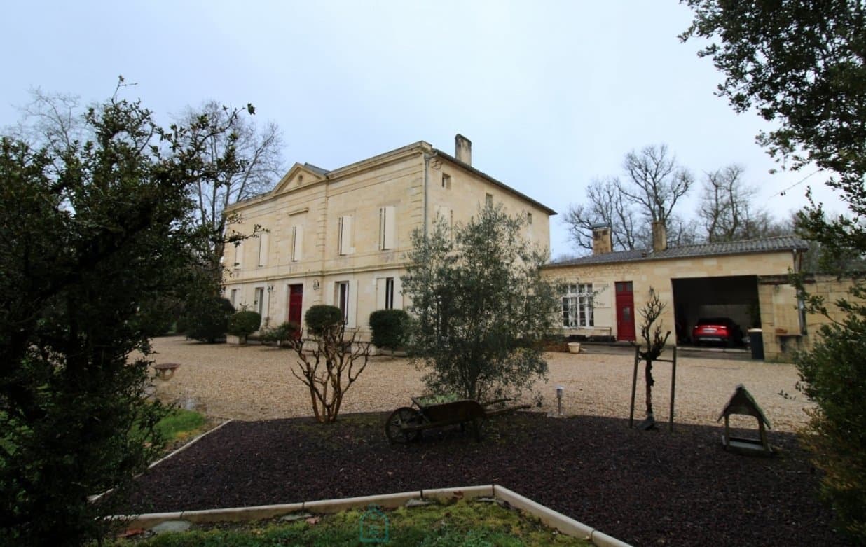 MAISON DE MAITRE RENOVEE ET OUTIL PROFESSIONNEL CLE EN MAIN SUR PLUS DE 10 HECTARES