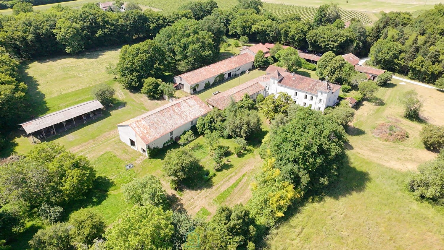MAGNIFIQUE DOMAINE DU XVIII EME SUR + DE 8,5 HA AVEC ETANG