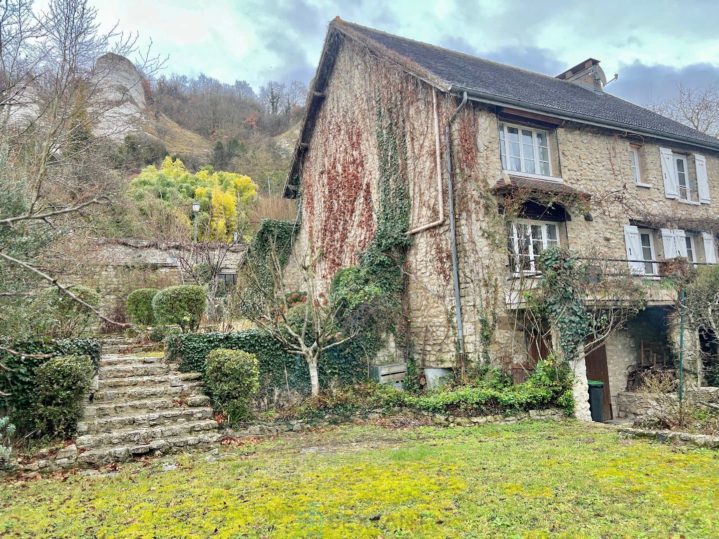 MAISON DE CHARME AVEC DEPENDANCE ET RIVIER