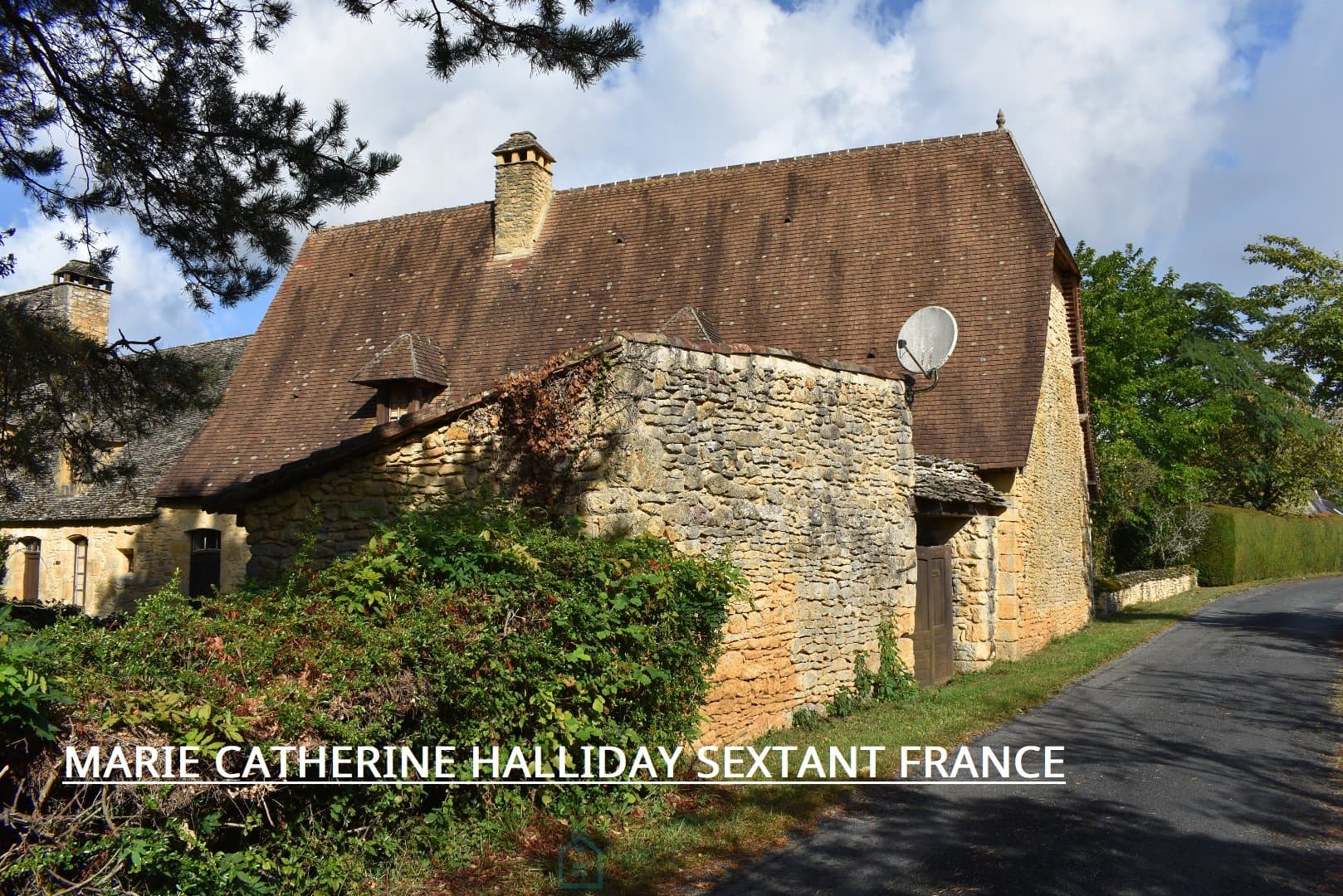 SUPERBE BATISSE PERIGOURDINE AVEC SA TOUR ET SON TENNIS 