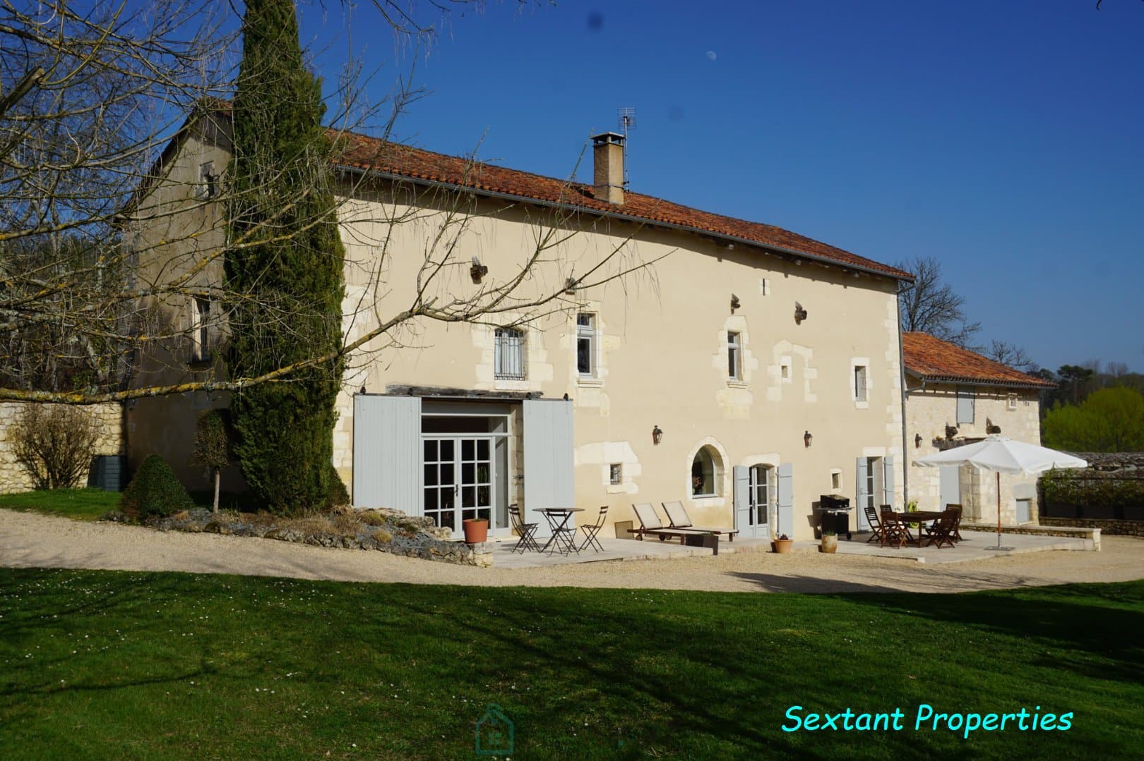 Ancienne maison forte du XIIIe siècle, nichée sur les hauteurs de la petite Venise du Périgord. 
