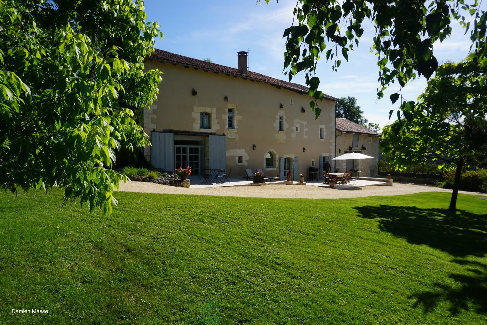 Ancienne maison forte du XIIIe siècle, nichée sur les hauteurs de la petite Venise du Périgord. 