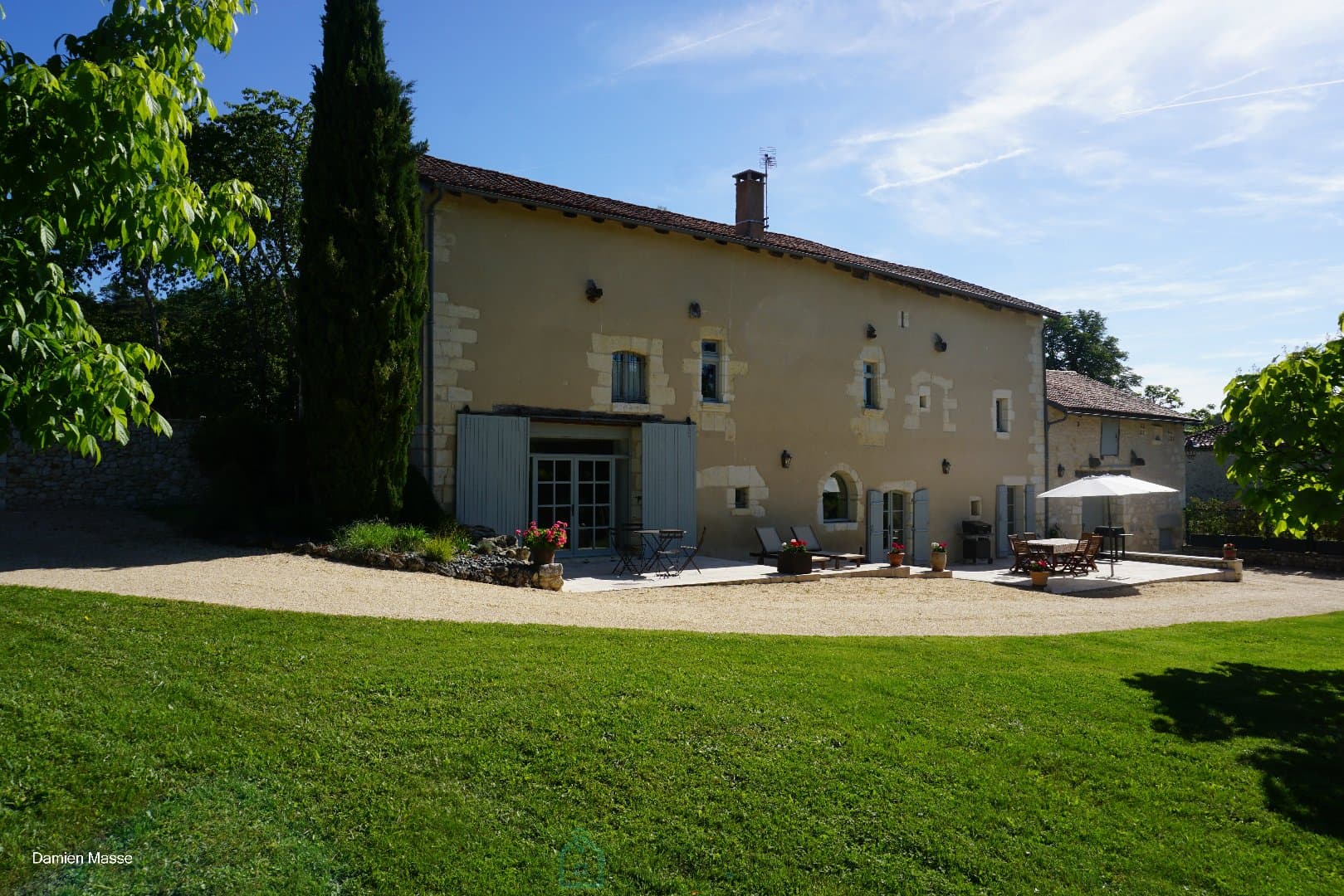 Ancienne maison forte du XIIIe siècle, nichée sur les hauteurs de la petite Venise du Périgord. 