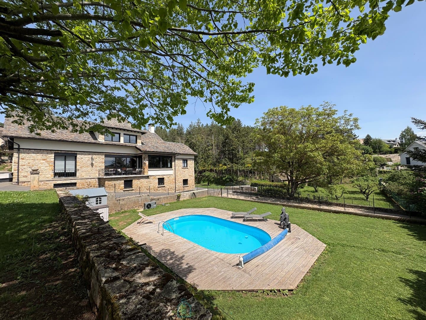Propriété d’exception – 274 m² habitables + 699 m² de dépendances et garages