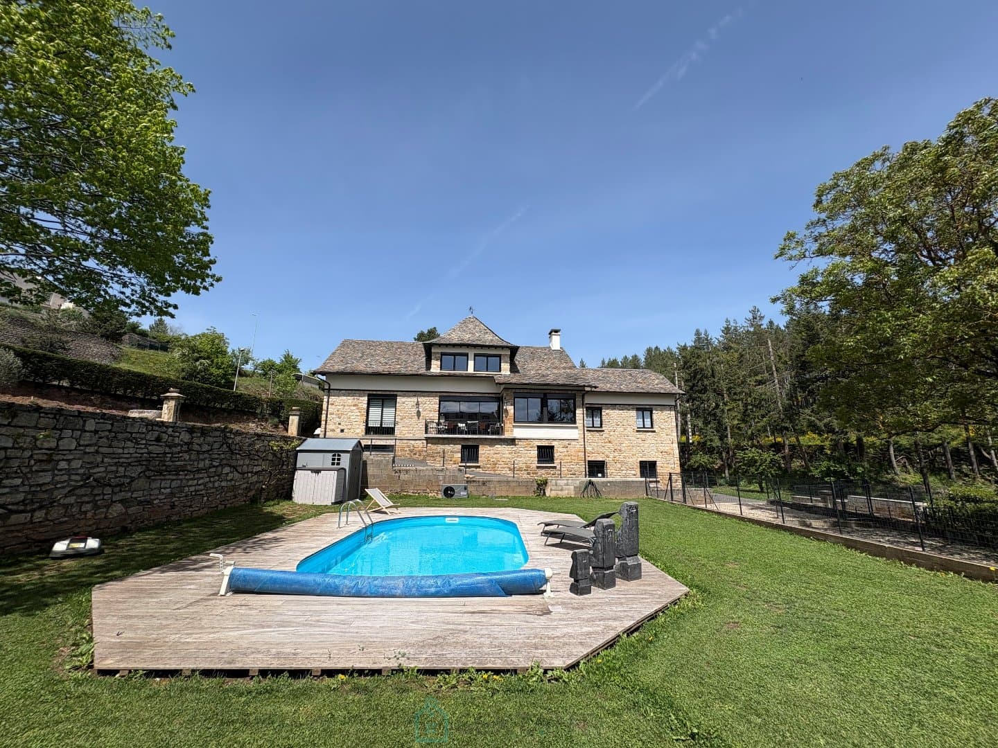 Propriété d’exception – 274 m² habitables + 699 m² de dépendances et garages