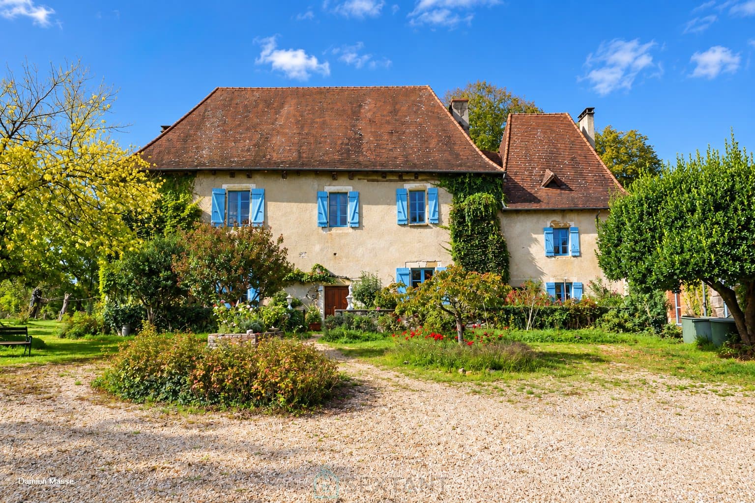 Domaine de 36 hectares avec sa charmante gentilhommière du XVIIe siècle, nichée au coeur du parc naturel du Périgord vert. 