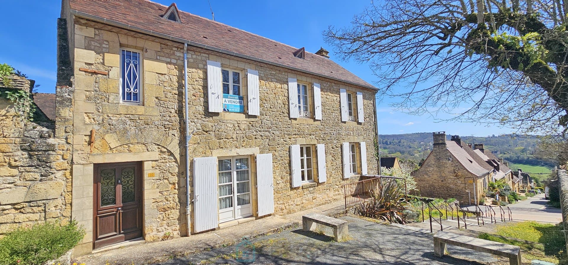 Rare à Domme – Maison de caractère avec 2 appartements, jardin, cave et grand garage
