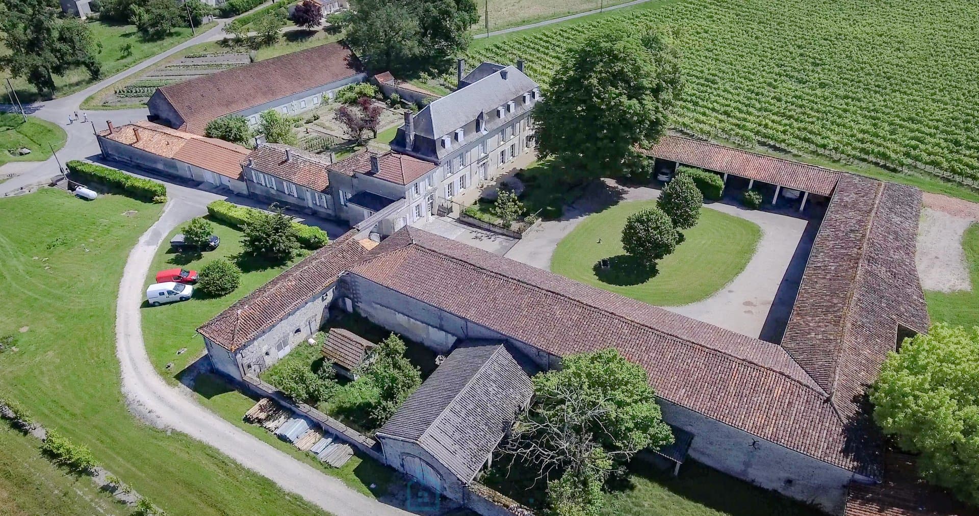MAGNIFIQUE MAISON DE MAITRE AVEC DEPENDANCES SUR +/- 3 HA