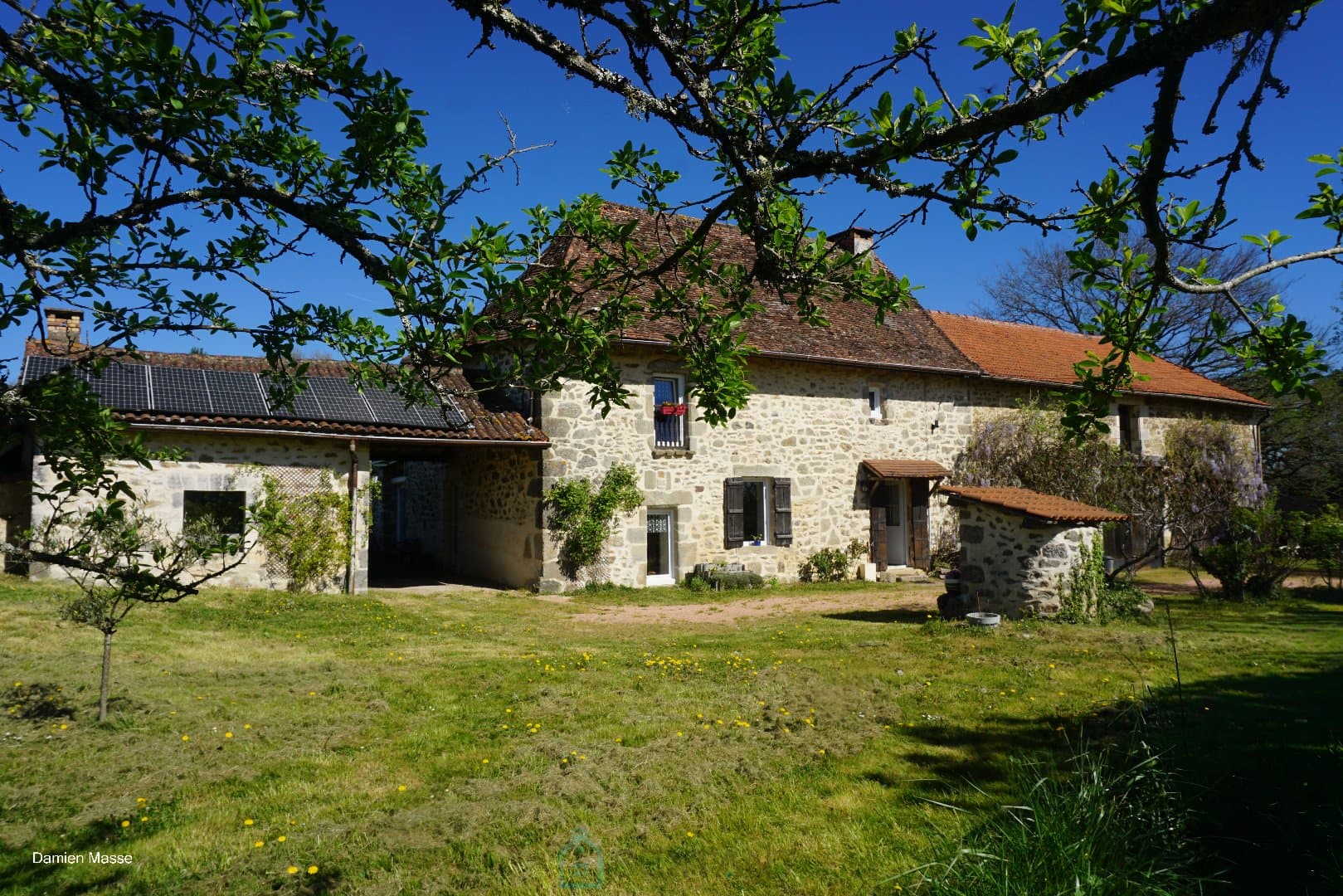 Ancien relais de poste du XVIIe siècle niché au coeur du parc naturel du Périgord vert. 