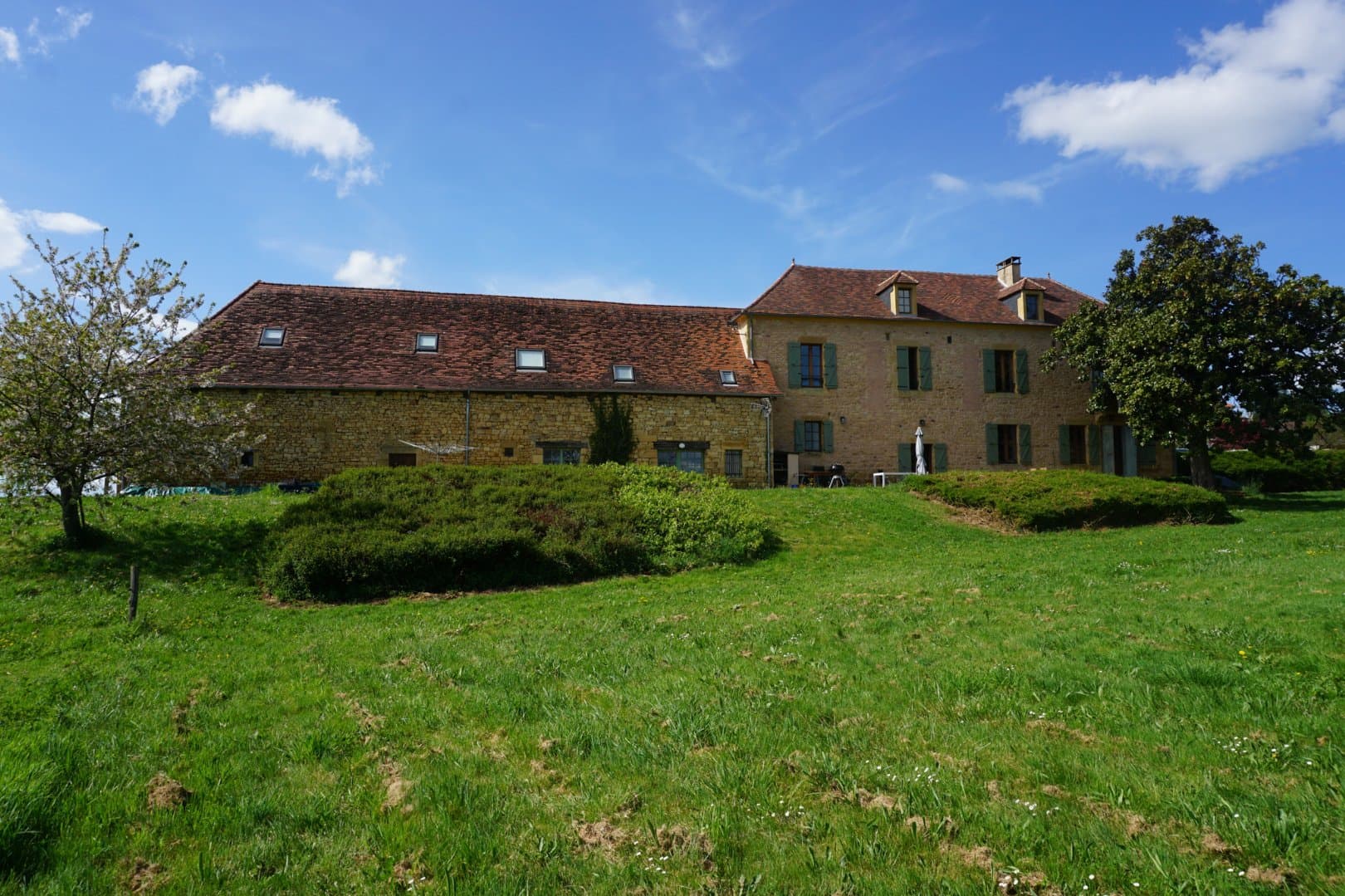 Domaine d'exception en pierre niché au coeur de 2,2 hectares