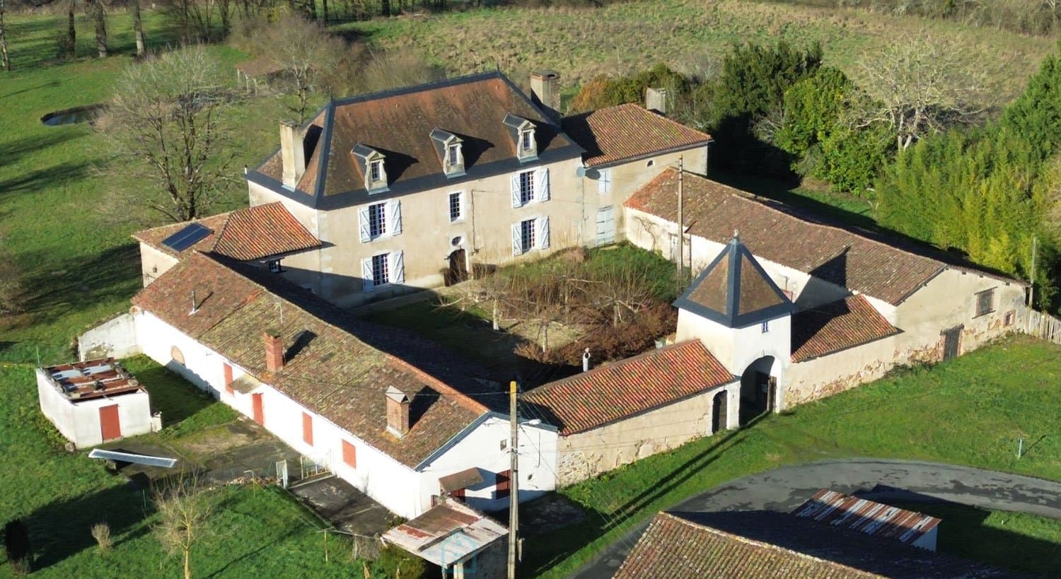 PROPRIETE DU 18ème MAGNIFIQUEMENT RESTAUREE AVEC DEPENDANCES SUR 8 HA