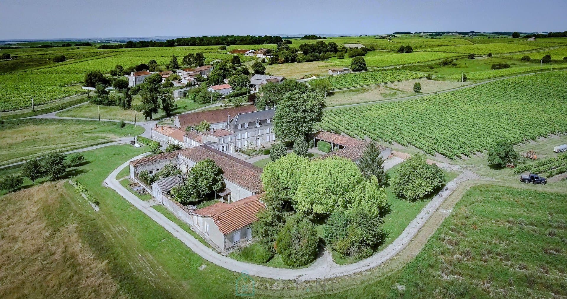 MAGNIFIQUE MAISON DE MAITRE AVEC DEPENDANCES SUR  3 HA